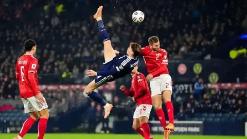 冰场悲剧：29岁运动员不幸遇难，冰上赛事安全成焦点——中新网报道